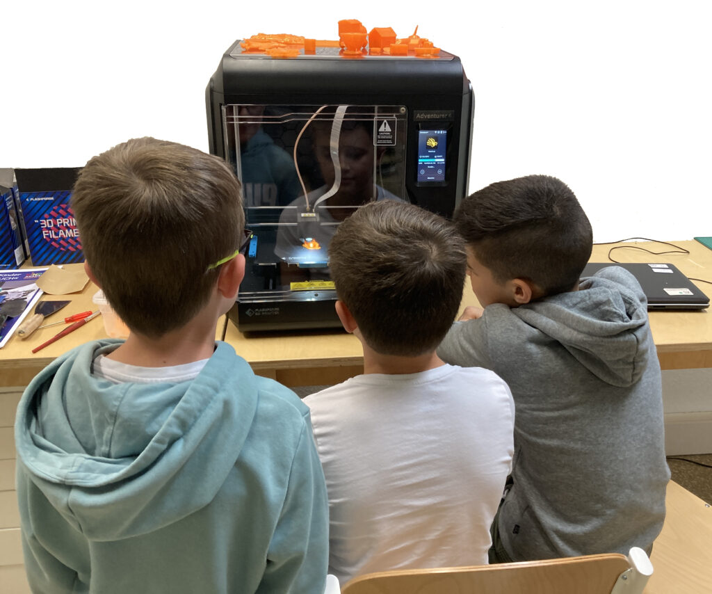 vor dem 3D-Drucker