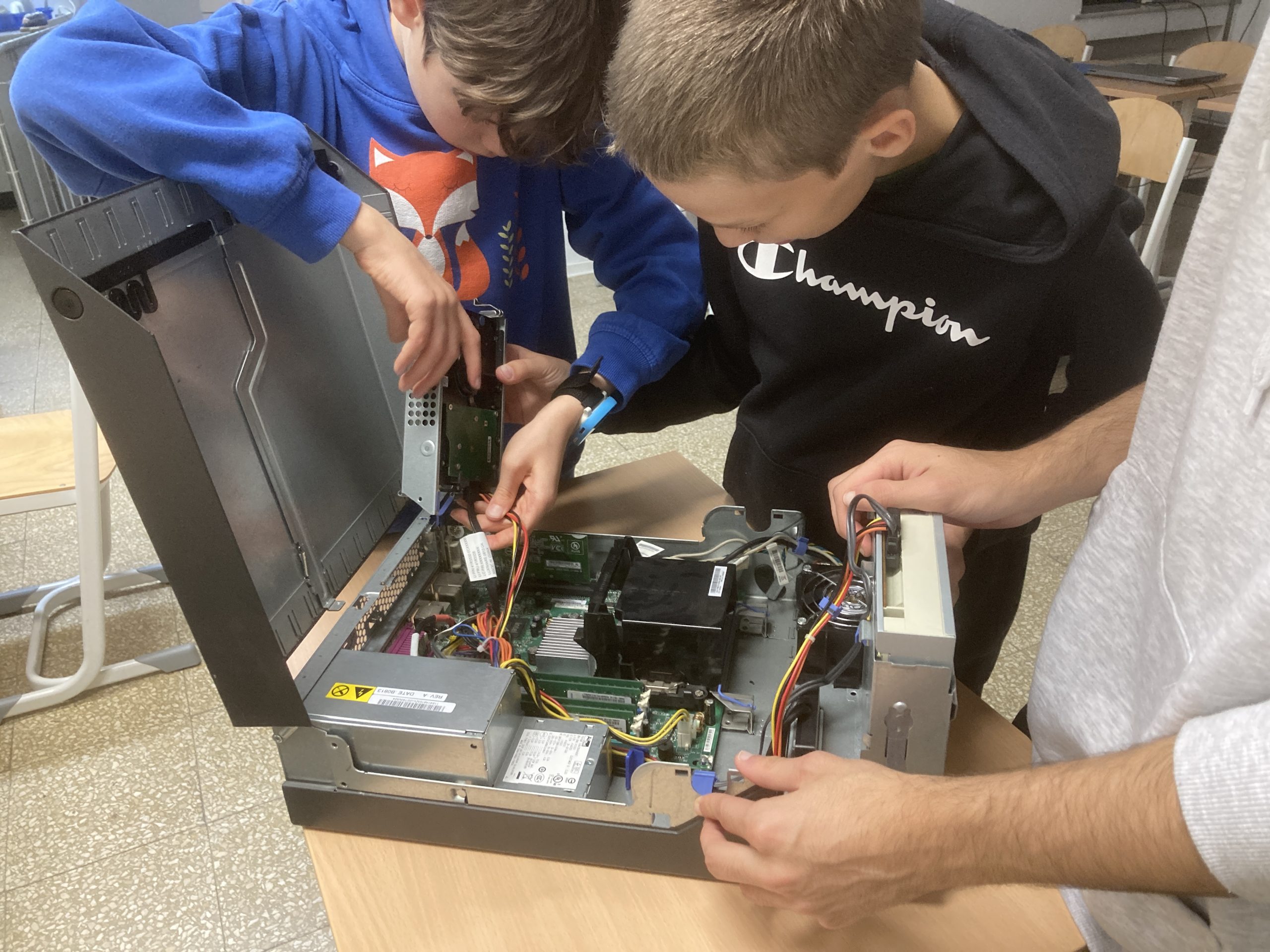Jugendliche beim Computerrecycling-Workshop in Düsseldorf